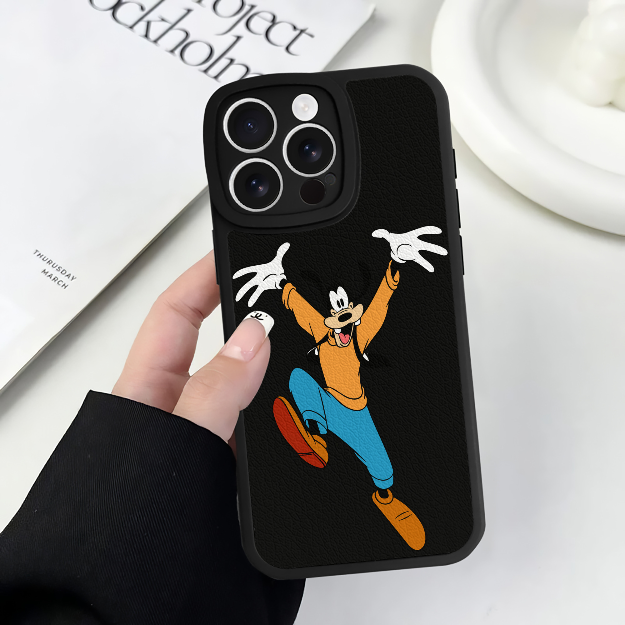 （画像用） ミッキーマウス Mickey Mouse 【iPhone 16シリーズ対応】シリコンスマホケース（レザー調） 材質：シリコン
